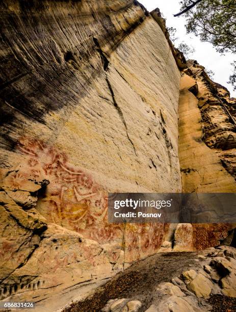 art gellay at carnarvon gorge, queensland - rock art stock pictures, royalty-free photos & images