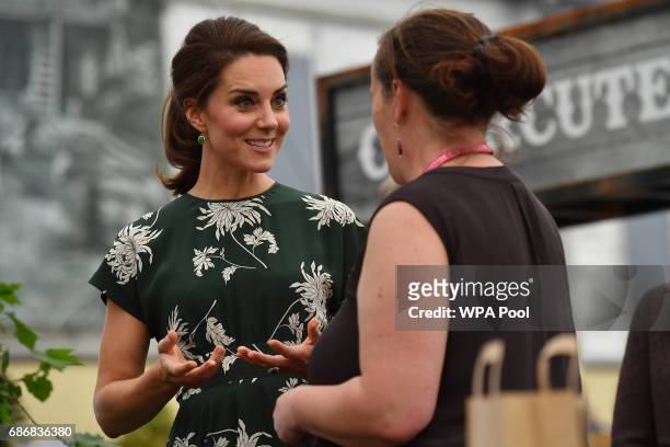 Catherine, Duchess of Cambridge , talks to an exhibitor as she visits the RHS Chelsea Flower Show press day at Royal Hospital Chelsea on May 22, 2017...