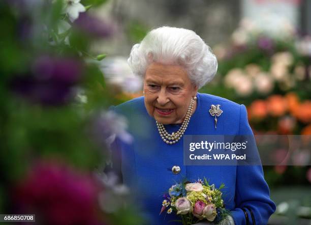 Queen Elizabeth II visits the RHS Chelsea Flower Show press day at Royal Hospital Chelsea on May 22, 2017 in London, England. The prestigious Chelsea...