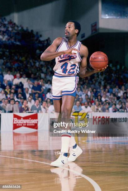 Mike Woodson of the Sacramento Kings dribbles against the Denver Nuggets con January 28, 1986 at Arco Arena in Sacramento, California NOTE TO USER:...