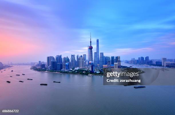 skyline von shanghai in dramatischer himmel bei sonnenaufgang - shanghai tower shanghai stock-fotos und bilder