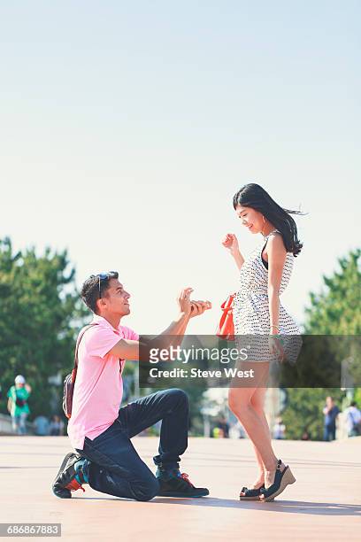 man proposing to woman - west asia stock-fotos und bilder