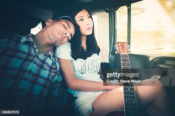 couple relaxing in back of moving car - couple sleeping in car photos et images de collection