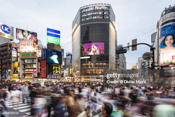 famous shibuya crossing in tokyo, japan capital city - billboard 2017 stock-fotos und bilder