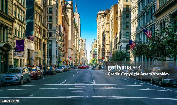 manhattan, fifth avenue - fifth avenue stockfoto's en -beelden