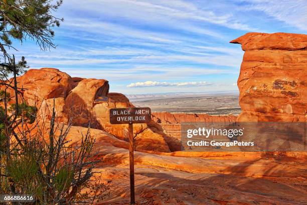 bryce canyon national park. peekaboo loop trail met focus op het voetpad - devils garden arches national park stockfoto's en -beelden