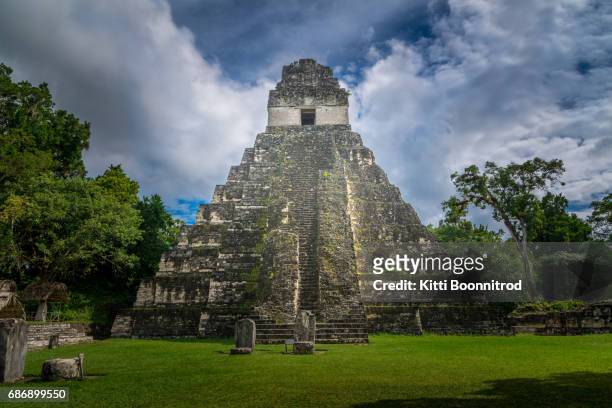 pyramid of tikal, a famous mayan site in guatemala - tikal stockfoto's en -beelden