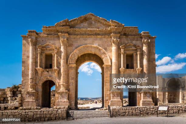the arch of hadrian, gate of jerash city, jordan - jerash stock pictures, royalty-free photos & images