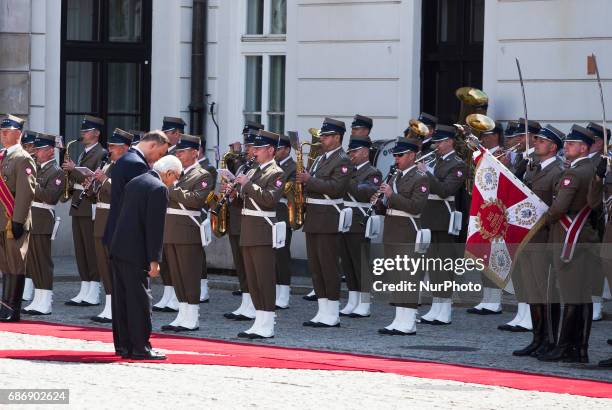 Polish President Andrzej Duda and President of Singapore Tony Tan Keng Yam attend a welcoming ceremony at the Presidential Palace in Warsaw, 22 May,...