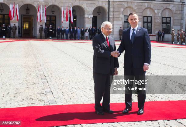 Polish President Andrzej Duda and President of Singapore Tony Tan Keng Yam attend a welcoming ceremony at the Presidential Palace in Warsaw, 22 May,...
