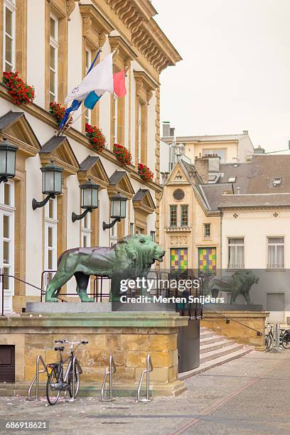 entrance to city hall on place guillaume ii - cidade do luxemburgo imagens e fotografias de stock