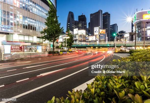 traffic light trails in shinjuku business districti in tokyo, japan - shinjuku bezirk stock-fotos und bilder