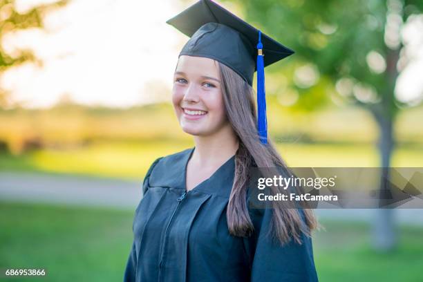 foto de graduación - alumno de último año de educación secundaria fotografías e imágenes de stock