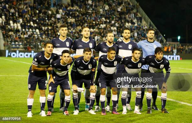 Players of Gimnasia y Esgrima pose for a photo prior a match between Gimnasia y Esgrima La Plata and River Plate as part of Torneo Primera Division...