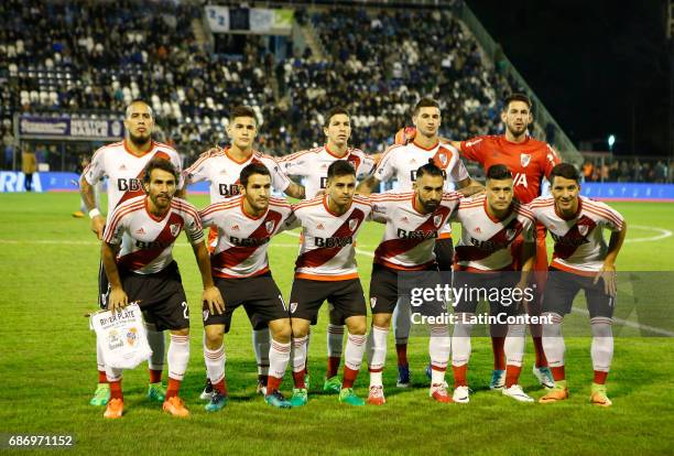 Players of River Plate pose for a photo prior a match between Gimnasia and River Plate as part of Torneo Primera Division 2016/17 at Juan Carmelo...