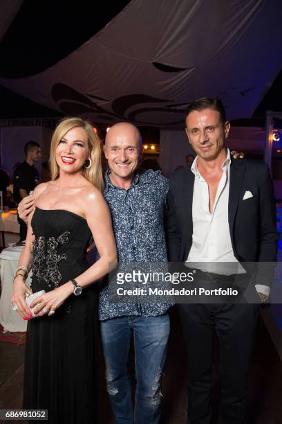 Alfonso Signorini, director of the magazine Chi, and TV host Federica Panicucci having dinner in the beach resort Ostras Beach during the event Chi...