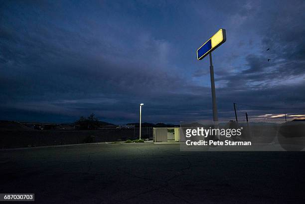 alley/parking lot behind remote gas station. - empty lot night stock-fotos und bilder