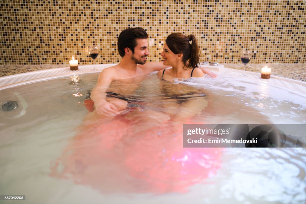 Pareja Romántica Relajante En El Jacuzzi En El Spa De Salud Foto de stock -  Getty Images