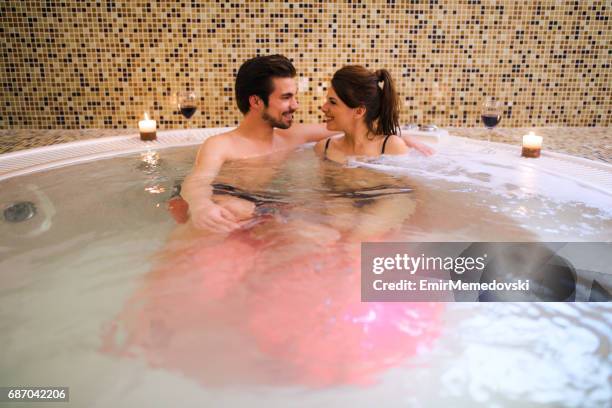 couple romantique détente dans le jacuzzi au spa santé. - couple bathtub photos et images de collection