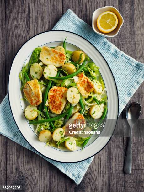 vegetariano ensalada nicoise - halloumi fotografías e imágenes de stock
