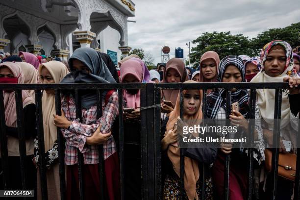Acehnese people attend public caning for violations against Sharia law at Syuhada mosque on May 23, 2017 in Banda Aceh, Indonesia. The two young gay...