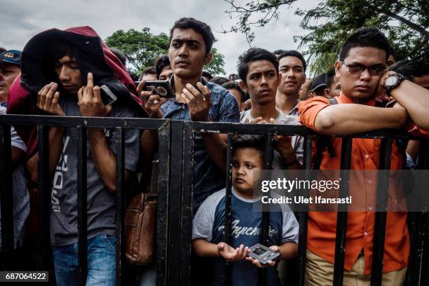 Acehnese people pray before public caning for violations against Sharia law at Syuhada mosque on May 23, 2017 in Banda Aceh, Indonesia. The two young...