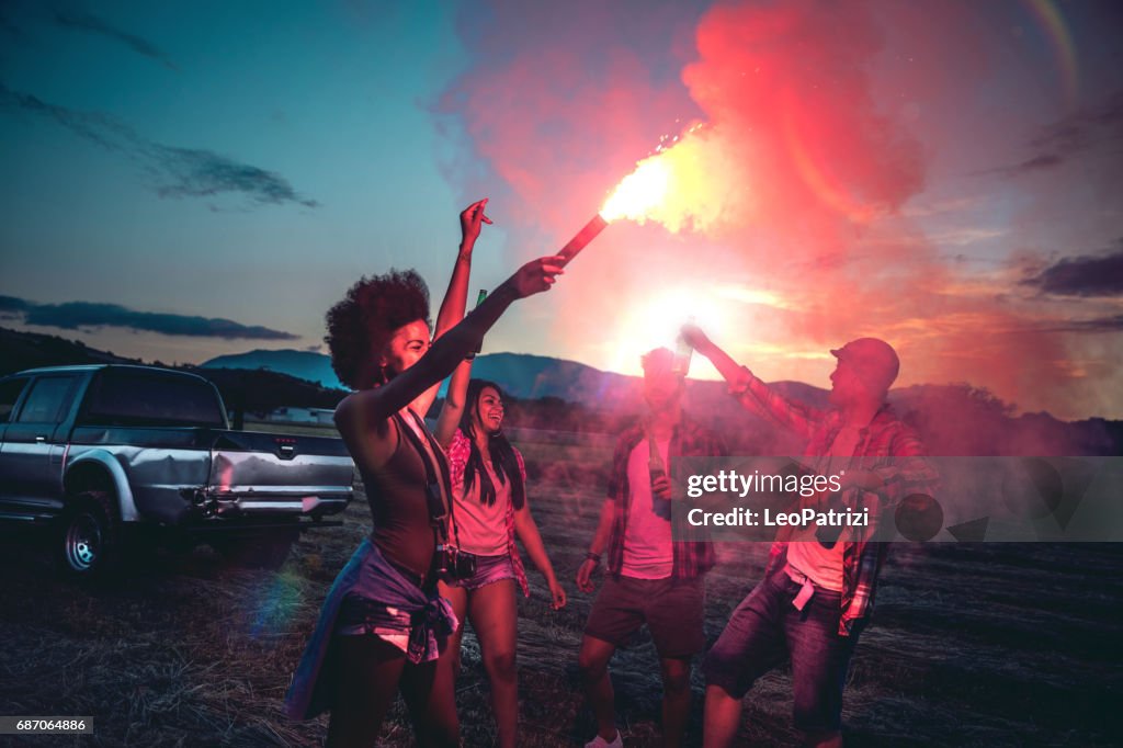 Jeunes amis, jouir de la liberté sur un trajet en voiture sur un pays offroad