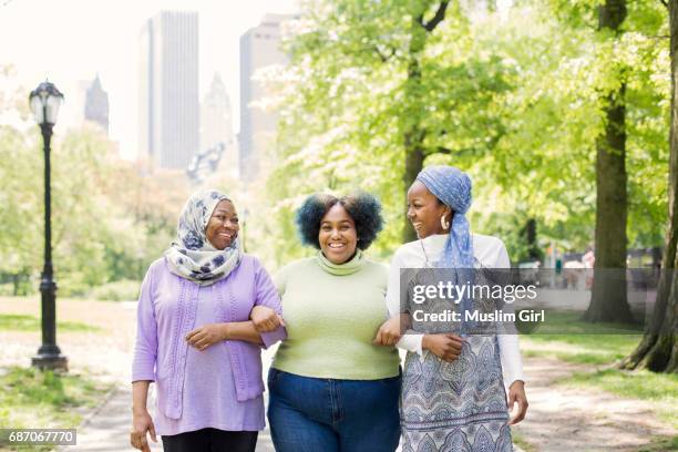 #muslimgirls appreciating their mom - arm in arm stockfoto's en -beelden