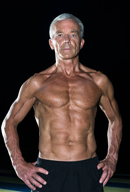 homem maduro - instrutor de fitness - fotos de pessoas mais velhas fortes, fotos e imagens livres de direitos