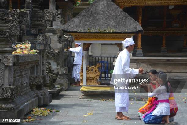 tirta empul temple - jayk7 bali temple stock-fotos und bilder