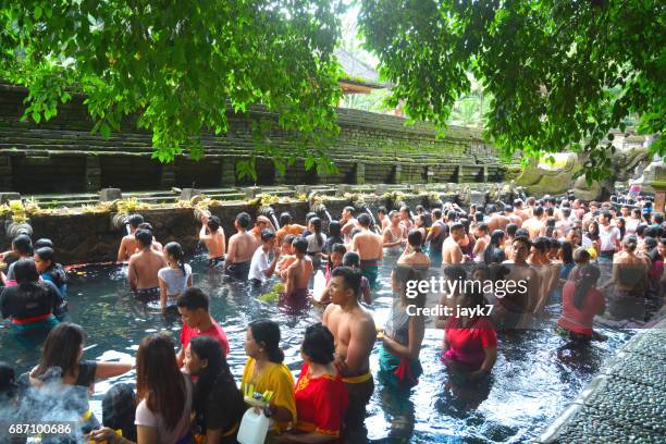 tirta empul temple - jayk7 bali temple stock-fotos und bilder