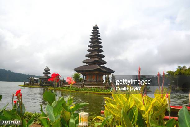 pura ulun danu bratan temple - jayk7 bali temple stock-fotos und bilder