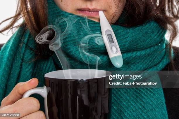 woman having a cold - pneumonia 個照片及圖片檔