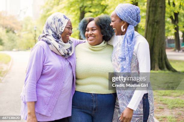 #muslimgirls spending time with their mom - fat black man stock-fotos und bilder