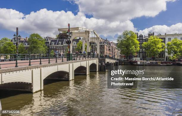 pedestrians and cyclists on the magere brug - magere brug stockfoto's en -beelden