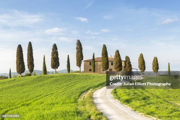 a farmhouse in the val d'orcia of tuscany. - val dorcia fotografías e imágenes de stock