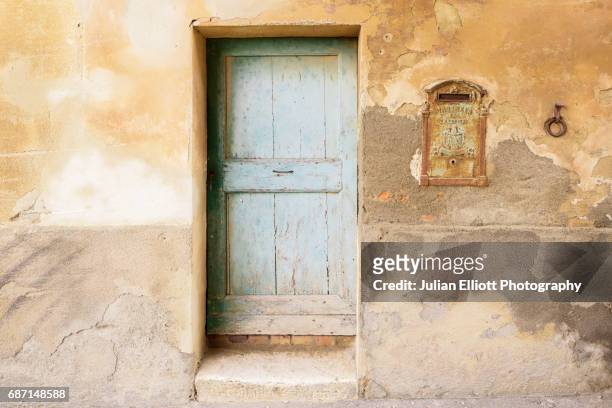 old doorway in lucignano d'asso, tuscany. - lucignano d'asso stock pictures, royalty-free photos & images