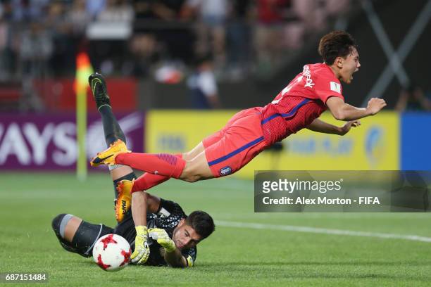 Youngwook Cho of Korea and Franco Petroli of Argentina during the FIFA U-20 World Cup Korea Republic 2017 group A match between Korea Republic and...