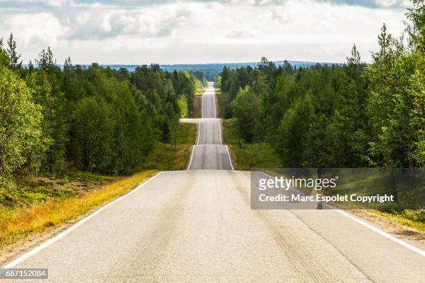 seesaw road in finland - strada tortuosa foto e immagini stock