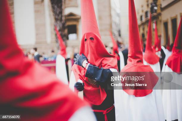 holy week procession in cadiz in spain's andalucia - 悔罪者 個照片及圖片檔