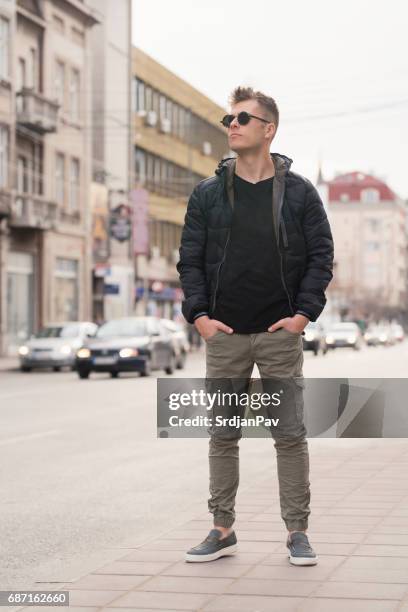 l'uomo sulla città - pantaloni militari foto e immagini stock