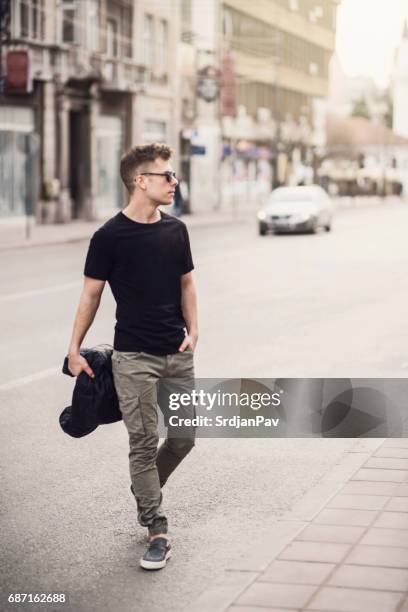 l'uomo in movimento - pantaloni militari foto e immagini stock