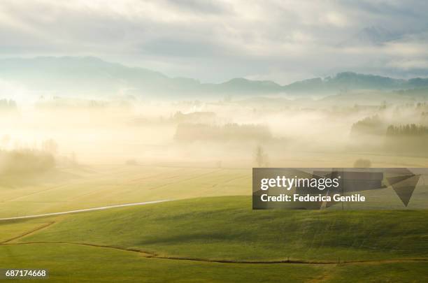 bavarian countryside - baviera 個照片及圖片檔