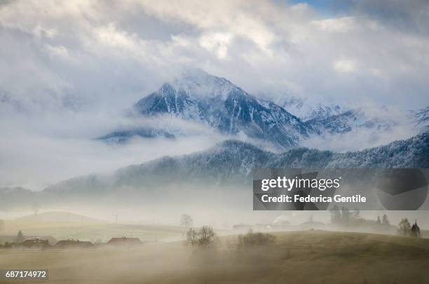 allgäu alps - nuvoloso fotografías e imágenes de stock