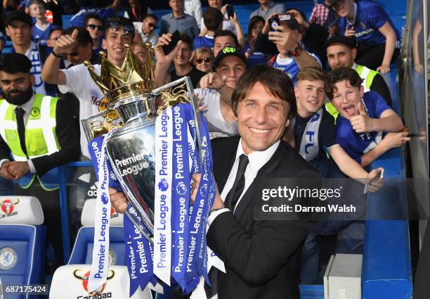 Antonio Conte, Manager of Chelsea celebrates winning the league following the Premier League match between Chelsea and Sunderland at Stamford Bridge...