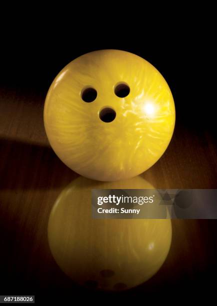 bowling bowl - bowlingbal stockfoto's en -beelden