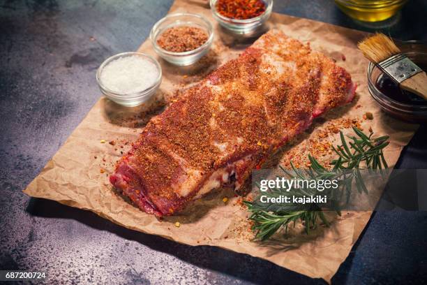 costillas de puerco cruda - condimento fotografías e imágenes de stock
