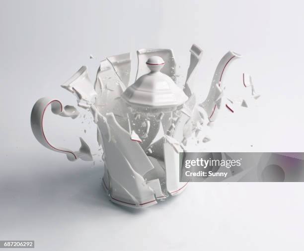 breaking cans - porcelana china fotografías e imágenes de stock