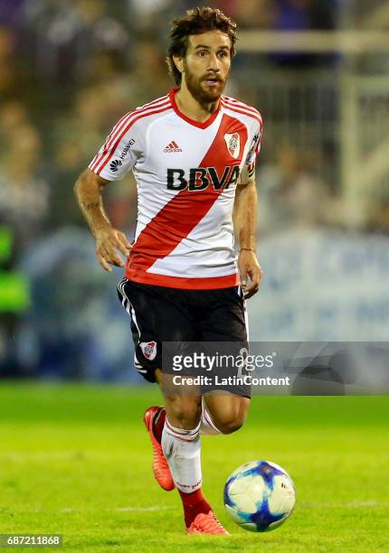 Leonardo Ponzio of River Plate drives the ball during a match between Gimnasia y Esgrima La Plata and River Plate as part of Torneo Primera Division...
