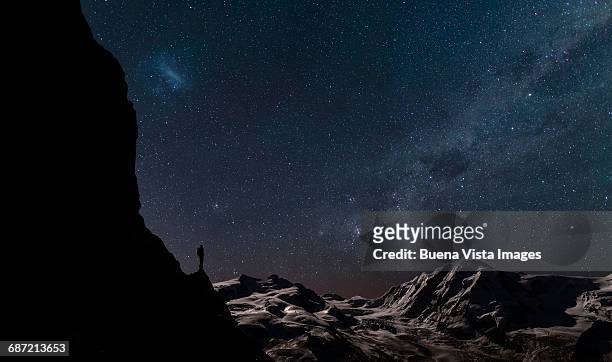lone climber watching stars in the sky - atmosfera foto e immagini stock